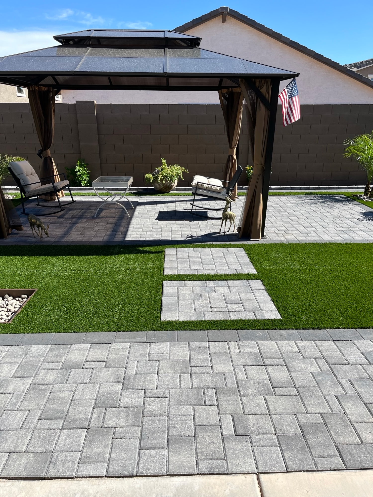 Arizona backyard combining turf, pavers and a shaded gathering area